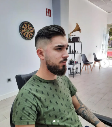 Degradado alto con barba recortada