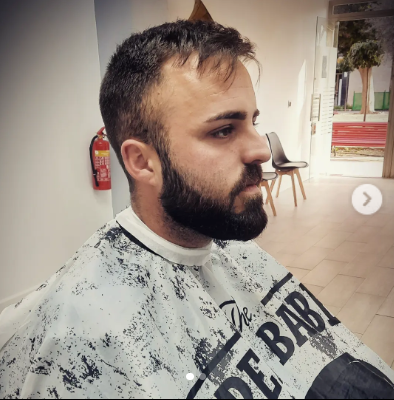 Corte clásico con barba larga en ATM Barber