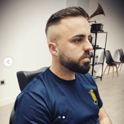 Degradado suave con barba de perfil
