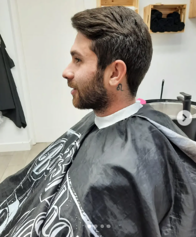 Corte moderno con barba recortada