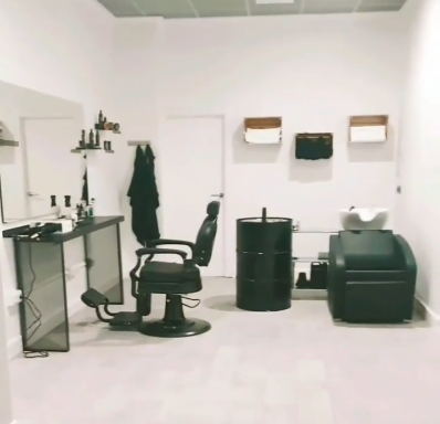Interior de ATM Barber — espacio limpio y con estilo